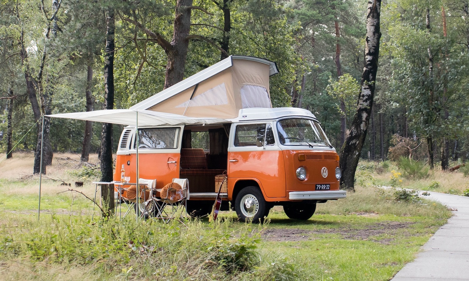 Oranje Volkswagen T2 camper te huur