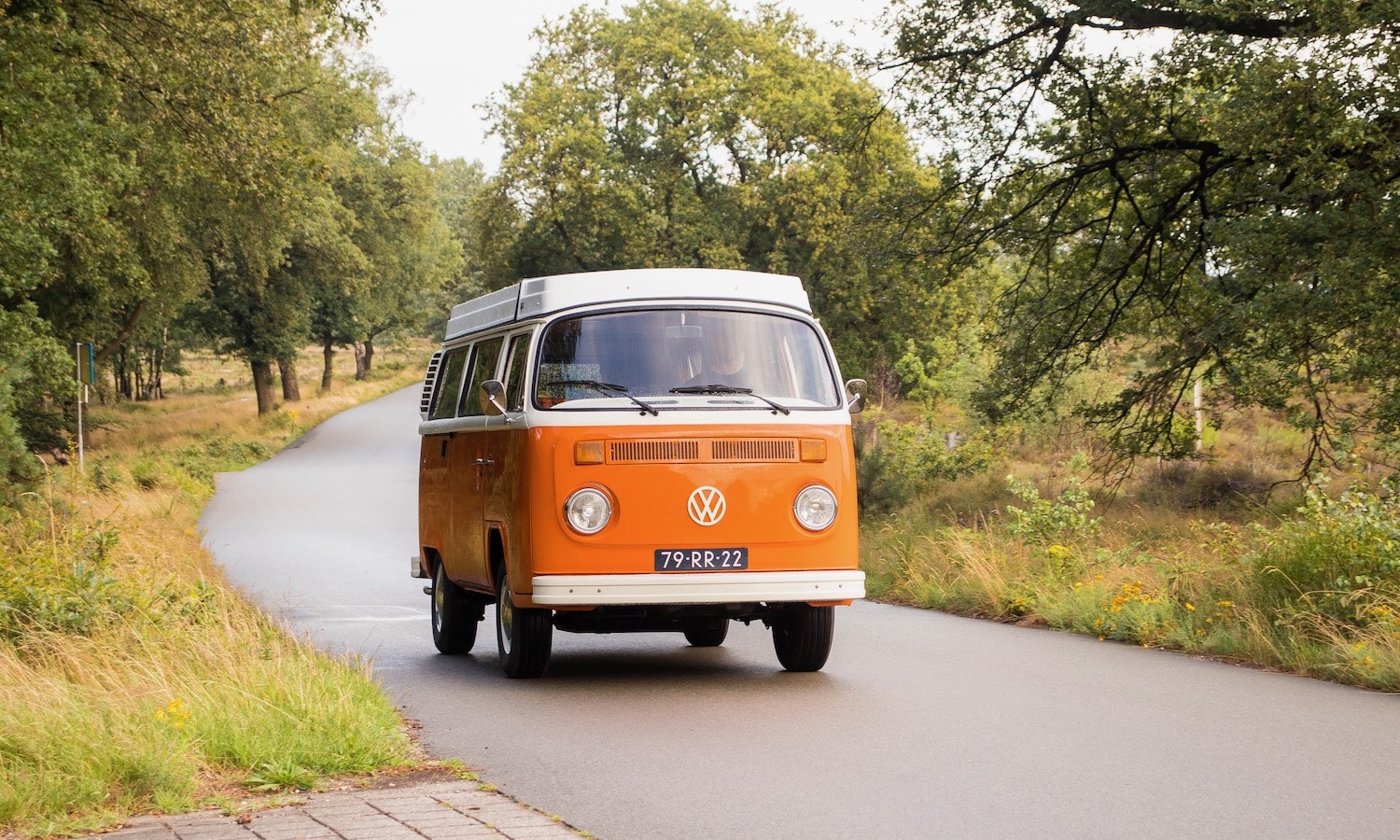 Oranje Volkswagen busje te huur bij Bijzondere Busjes