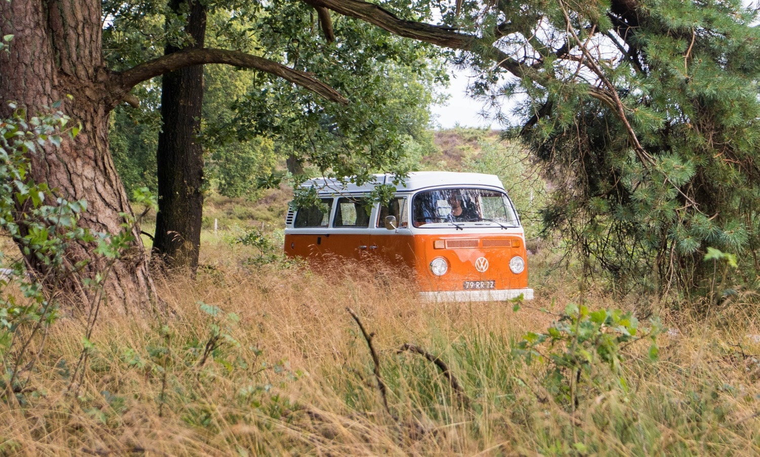 Roadtrip met een oranje Volkswgaen busje
