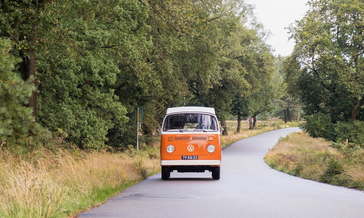 Toeren met een oranje Volkswagen busje