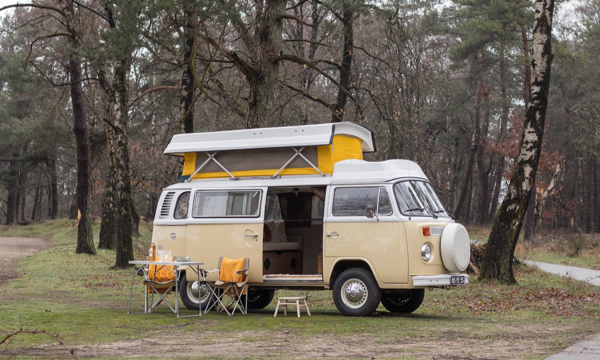 Beige Volkswagen T2 camper huren voor een kampeertrip