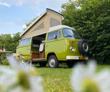 Groene Volkswagen T2 camper op een camping in Gelderland