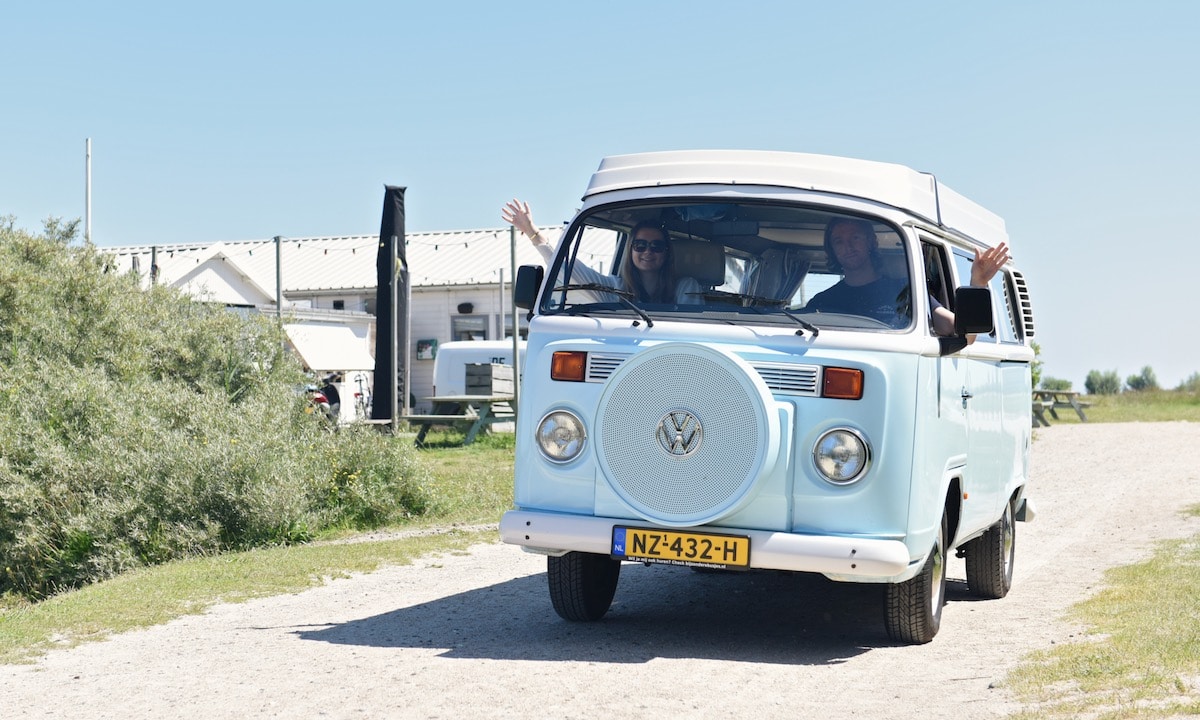 Lichtblauw Volkswagen T2 busje huren dagje toeren
