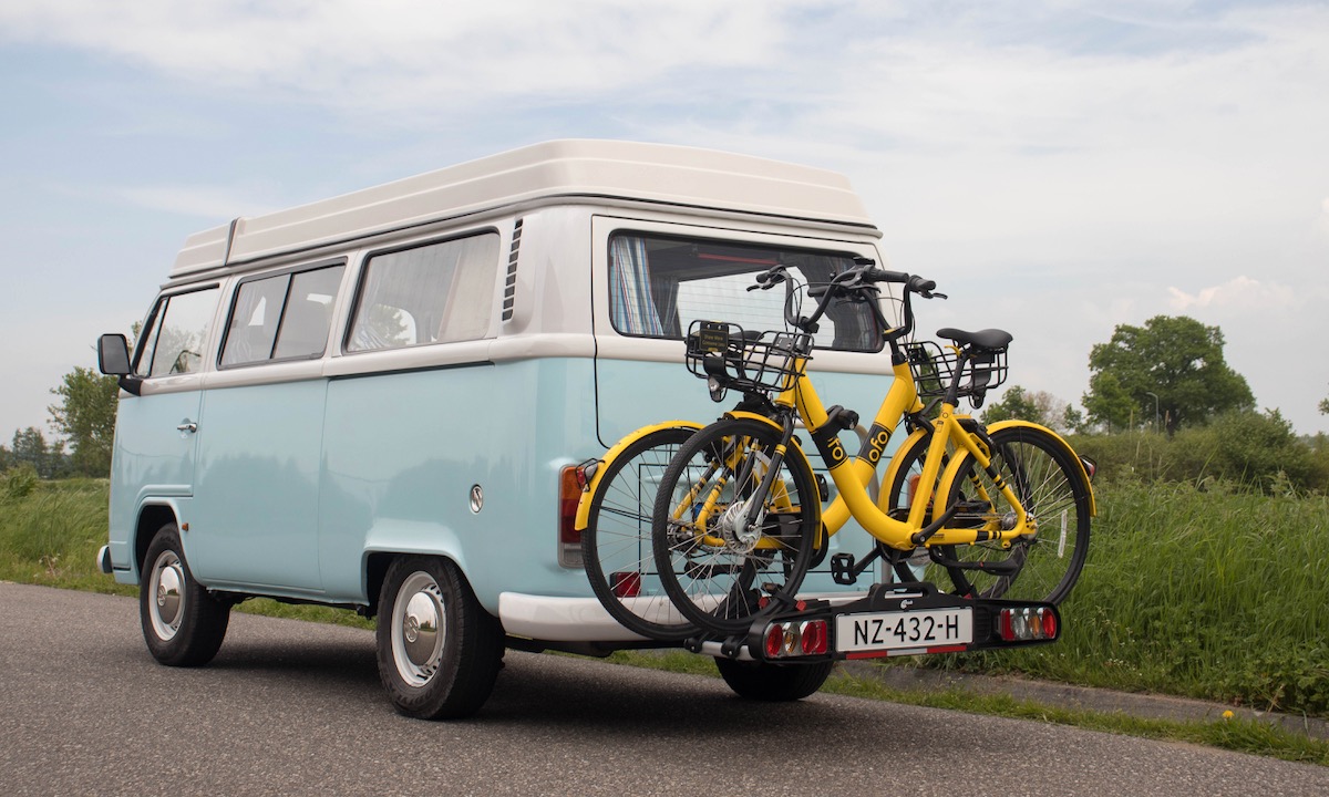 Lichtblauw Volkswagen busje met fietsendrager te huur