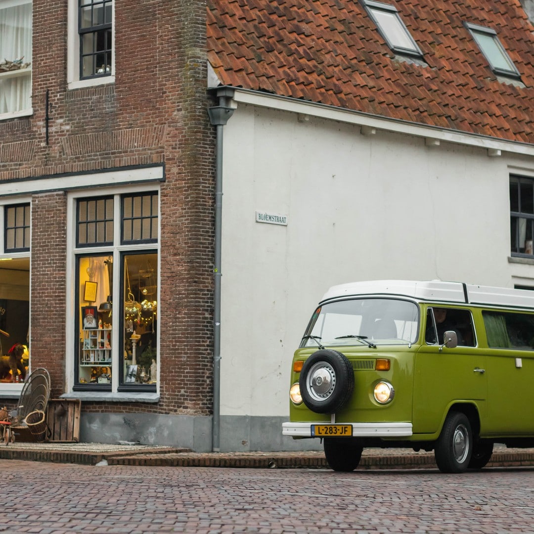 Ben je ooit in Elburg geweest? Nee? Moet je echt eens naartoe gaan! Of doorheen rijden met een Volkswagen busje; dat is nóg leuker 😍 De middeleeuwse Hanzestad ligt aan het Veluwemeer in Gelderland (op zo'n 70 km van onze ophaallocatie) en heeft een ontzettend mooie historische binnenstad.
.
#bijzonderebusjes #camper #volkswagen #vwbus #toeren #oldtimer #huureenoldtimer #avontuur #roadtrip #vwoldtimer #volkswagencamper #volkswagenbusje #volkswagenbus #camperhuren #kampeerbus #vrijheidblijheid #weekendjeweg #weekendjewegineigenland #bijzonderplekje #retrobusje #oldtimerhuren #westfalia #vwbusje #vwt2 #stedentrip #elburg #ontdekelburg #hanzestad #hanzestadelburg #visitgelderland