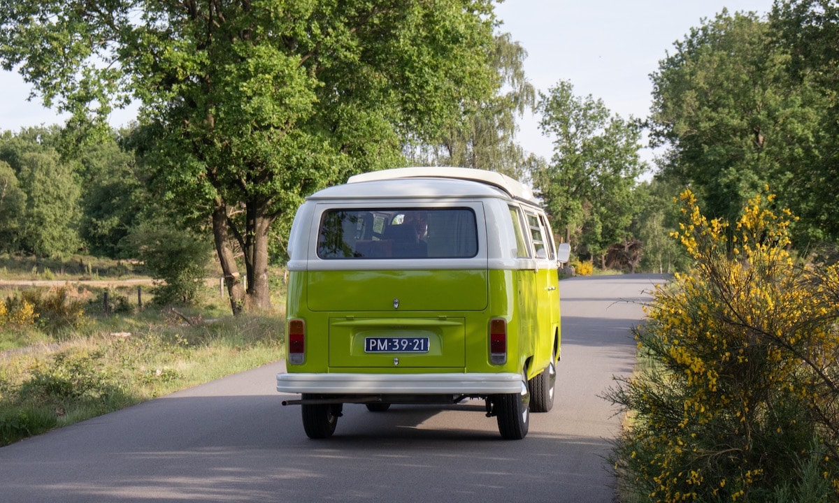 Groene Volkswagen T2 camper rijdt in Gelderland