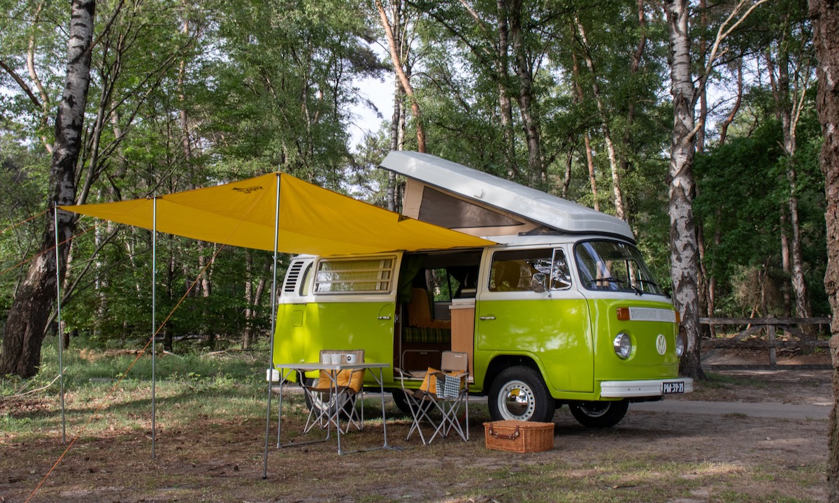 Groen Volkswagen T2 busje kamperen