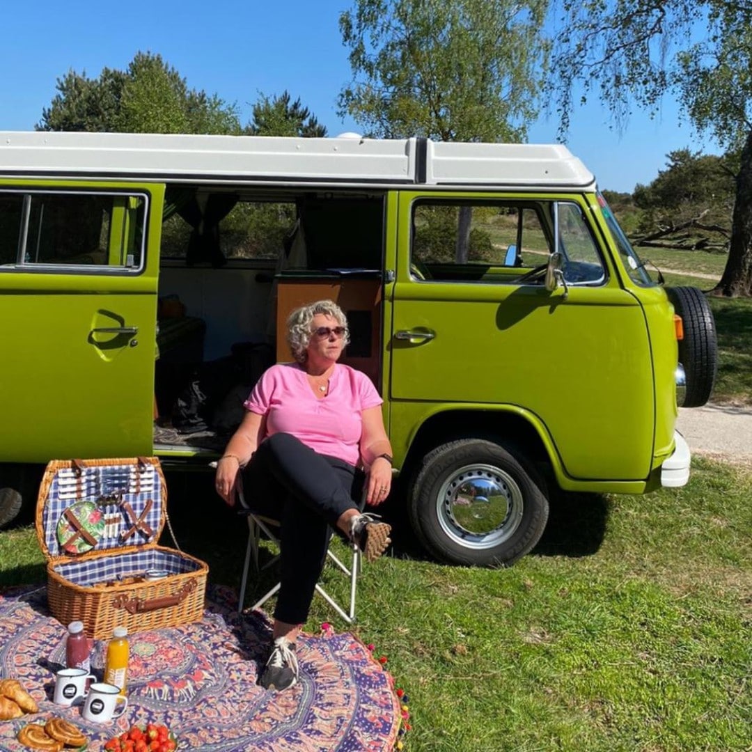 Voor @koffietijdnl ging Marleen van @bijzonderplekje een dagje toeren over de Veluwe met ons Volkswagen busje Oscar. En natuurlijk werd er onderweg gepicknickt! Dat is zo leuk aan toeren met een busje: je hebt je eigen 'terrasje' altijd bij je 😍
.
#bijzonderebusjes #westervoort #camper #volkswagen #vwbus #kamperen #bijzonderecamping #origineelovernachten #oldtimer #trouwenin2022 #posbank #vwoldtimer #veluwe #volkswagencamper #volkswagenbusje #volkswagenbus #camperhuren #vriendinnen #weekendjeweg #weekendjewegineigenland #bijzonderplekje #kindvriendelijk #uitjesmetkinderen #kampereninnederland #westfalia #vwbusje #vwt2 #zomervakantie #dagjeweg #picknick