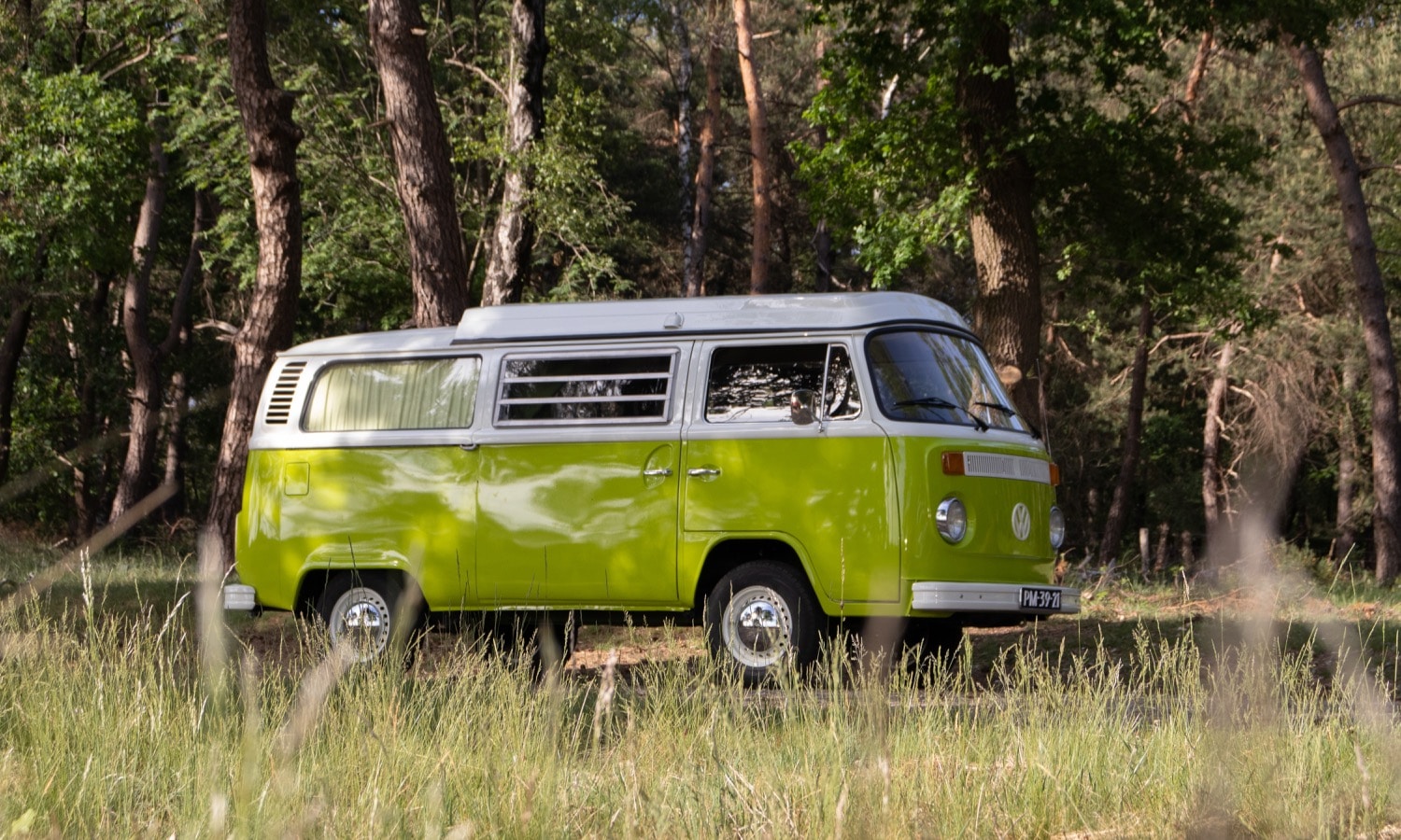 Volkswagen camper in het groen in Gelderland