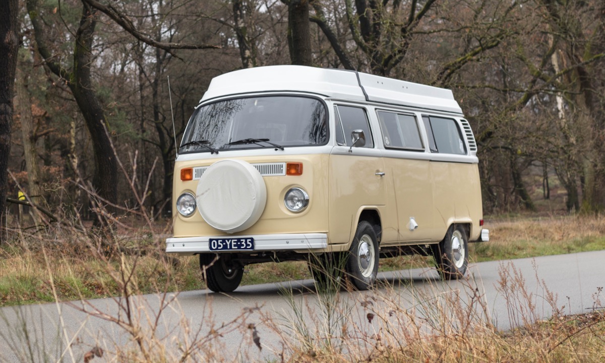 Beige Volkswagen T2 camper huren voor een roadtrip door Nederland