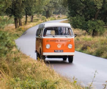Oranje Volkswagen busje die je kunt huren voor een dagje toeren of vakantie