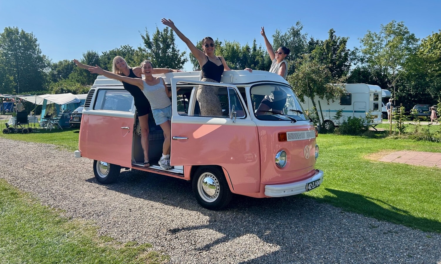 Roze Volkswagen busje huren bij Bijzondere Busjes in Gelderland